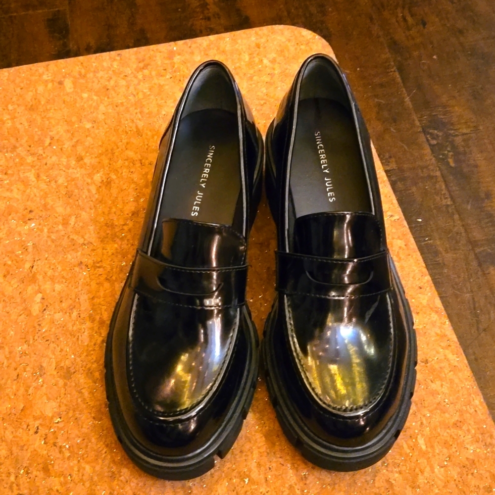 PATENT LEATHER STYLE LOAFER